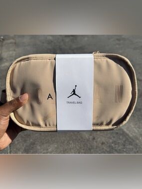 Nike Air Jordan Travel Dopp Kit Clutch Bag Toiletries Jumpman Zipper Ivory